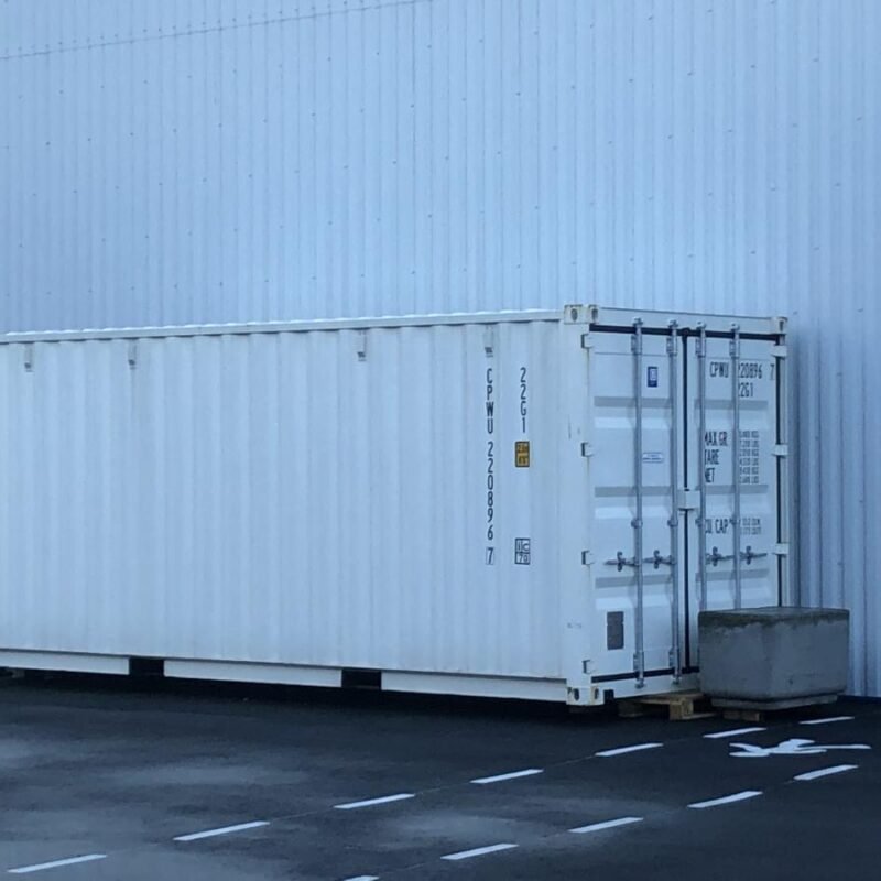 Vue extérieure d'un conteneur 20 pieds High Cube blanc sur site de stockage