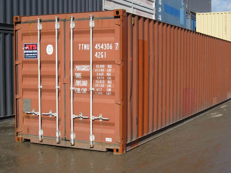 Conteneur 40 pieds High Cube posé sur terrain de chantier, vue extérieure
