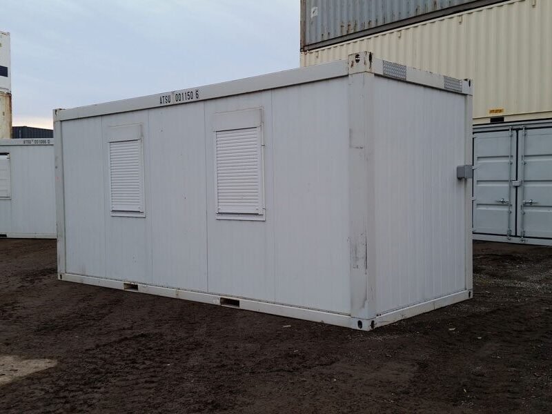 Vue rapprochée de la façade montrant détails des panneaux et fermetures