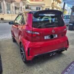 Profil gauche de la micro-voiture stationnée sur surface urbaine