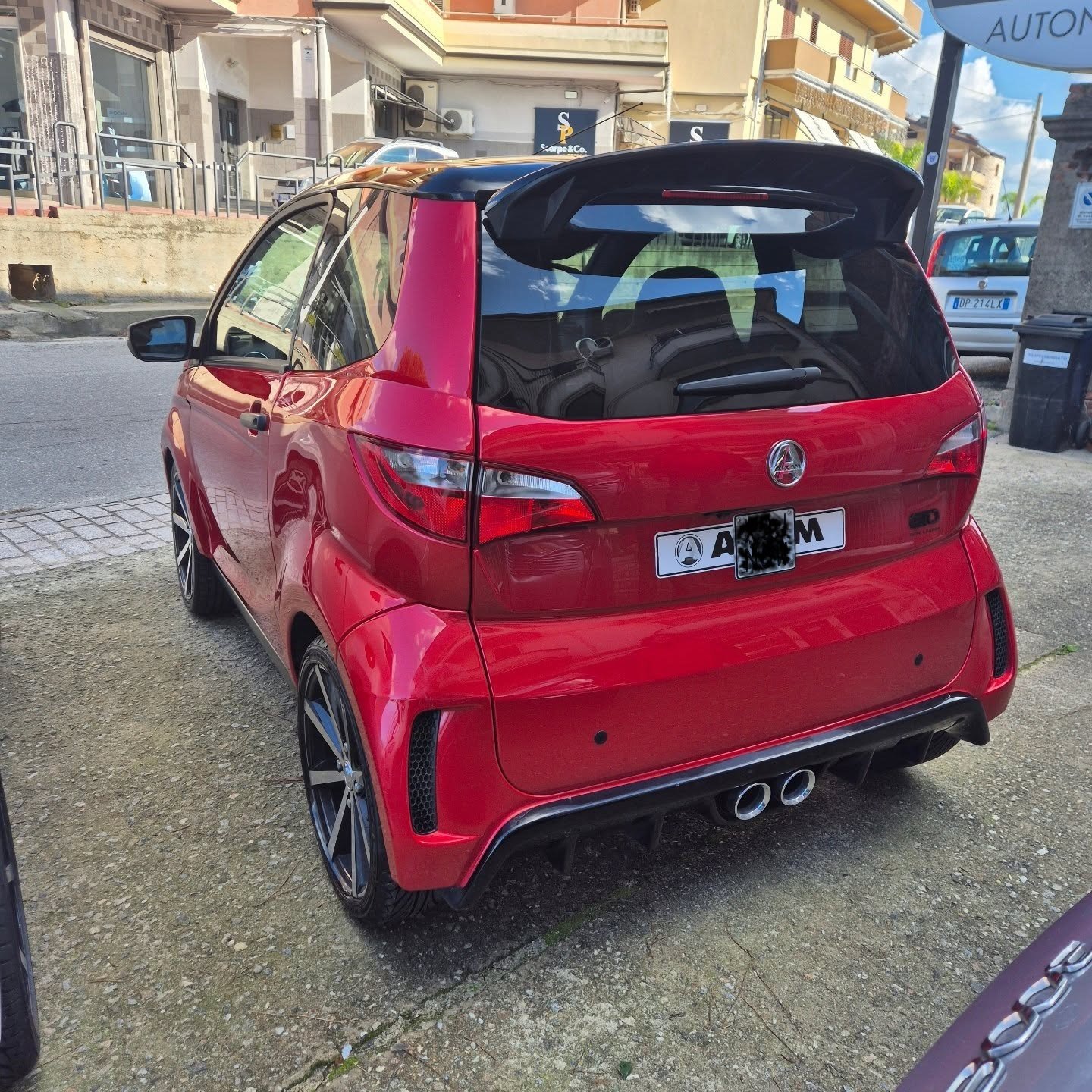 Profil gauche de la micro-voiture stationnée