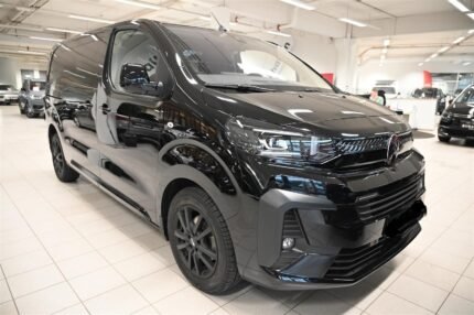 Vue avant droite du véhicule utilitaire noir garé sur parking