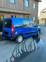 Profil latéral du véhicule utilitaire avec portière coulissante