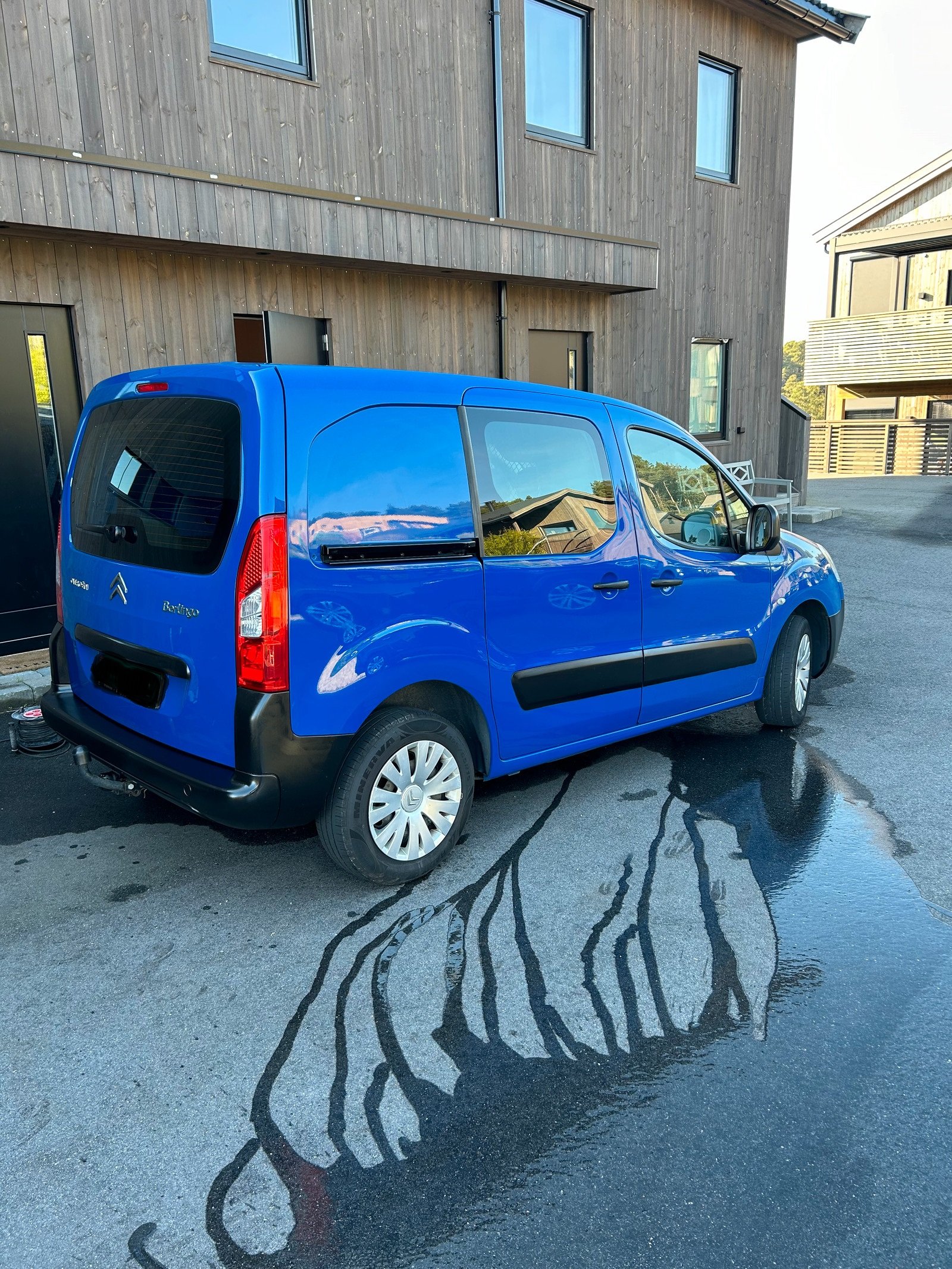 Intérieur conducteur avec volant multifonction et volant en bon état
