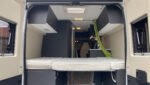 Vue générale du camping-car garé, profil complet
