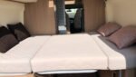 Couchage arrière 145x196 prêt et rangements supérieurs