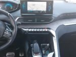 Siège conducteur en tissu gris avec réglages et volant visible