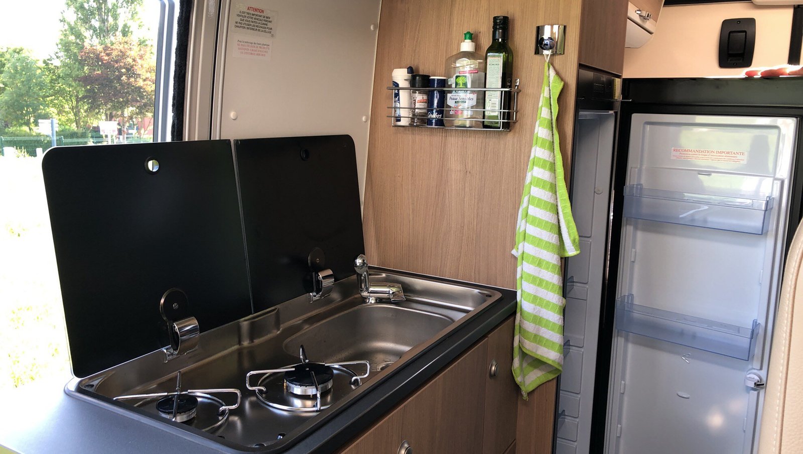 Intérieur avec couchage 145x196 et coin repas