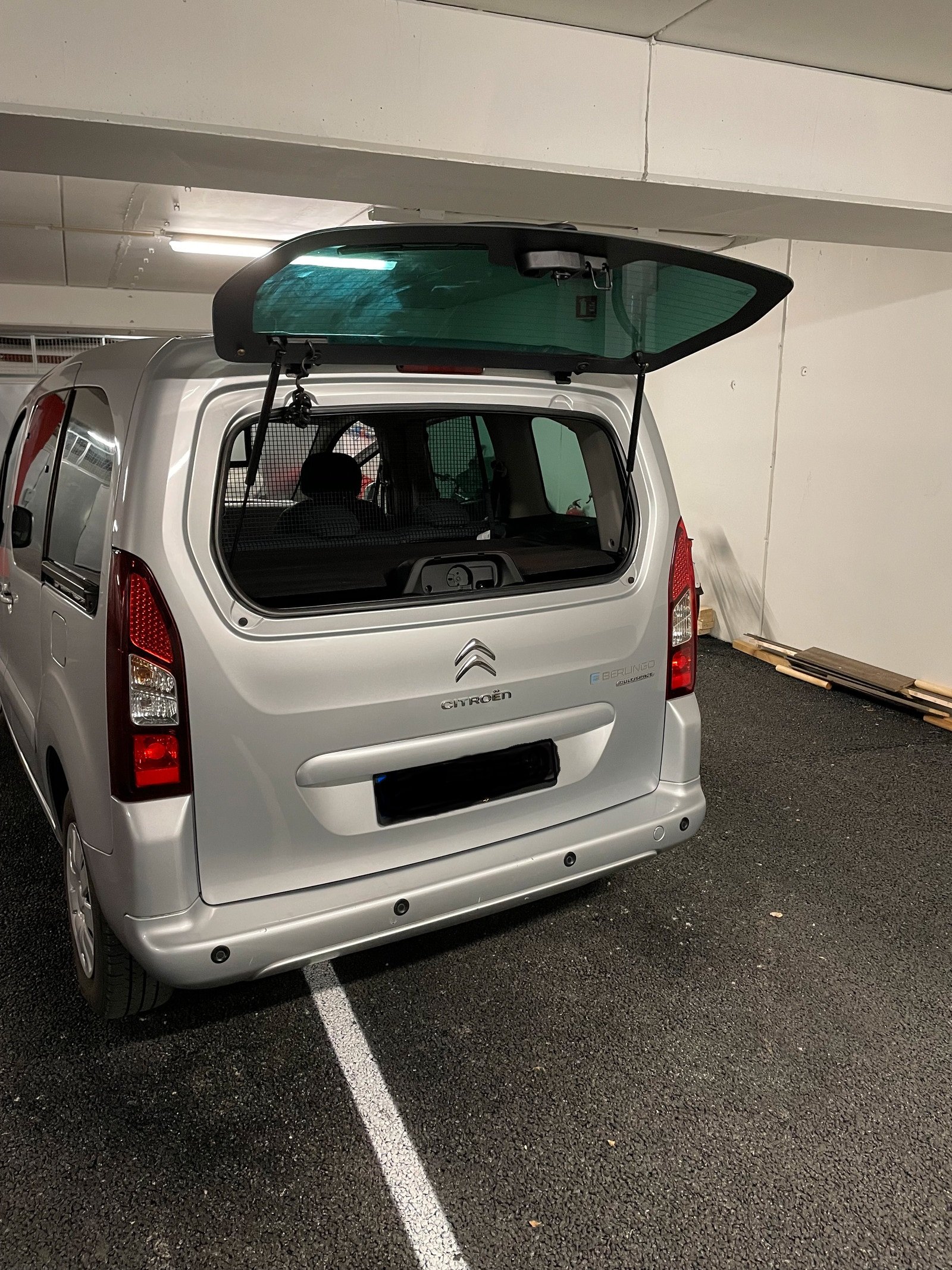 Vue intérieure arrière avec banquette et espace de chargement