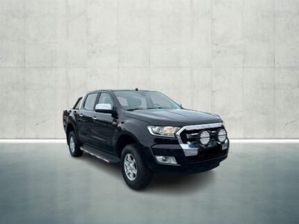 Vue latérale avant d'un pick-up noir Ford Ranger Double Cab, carrosserie et jantes visibles