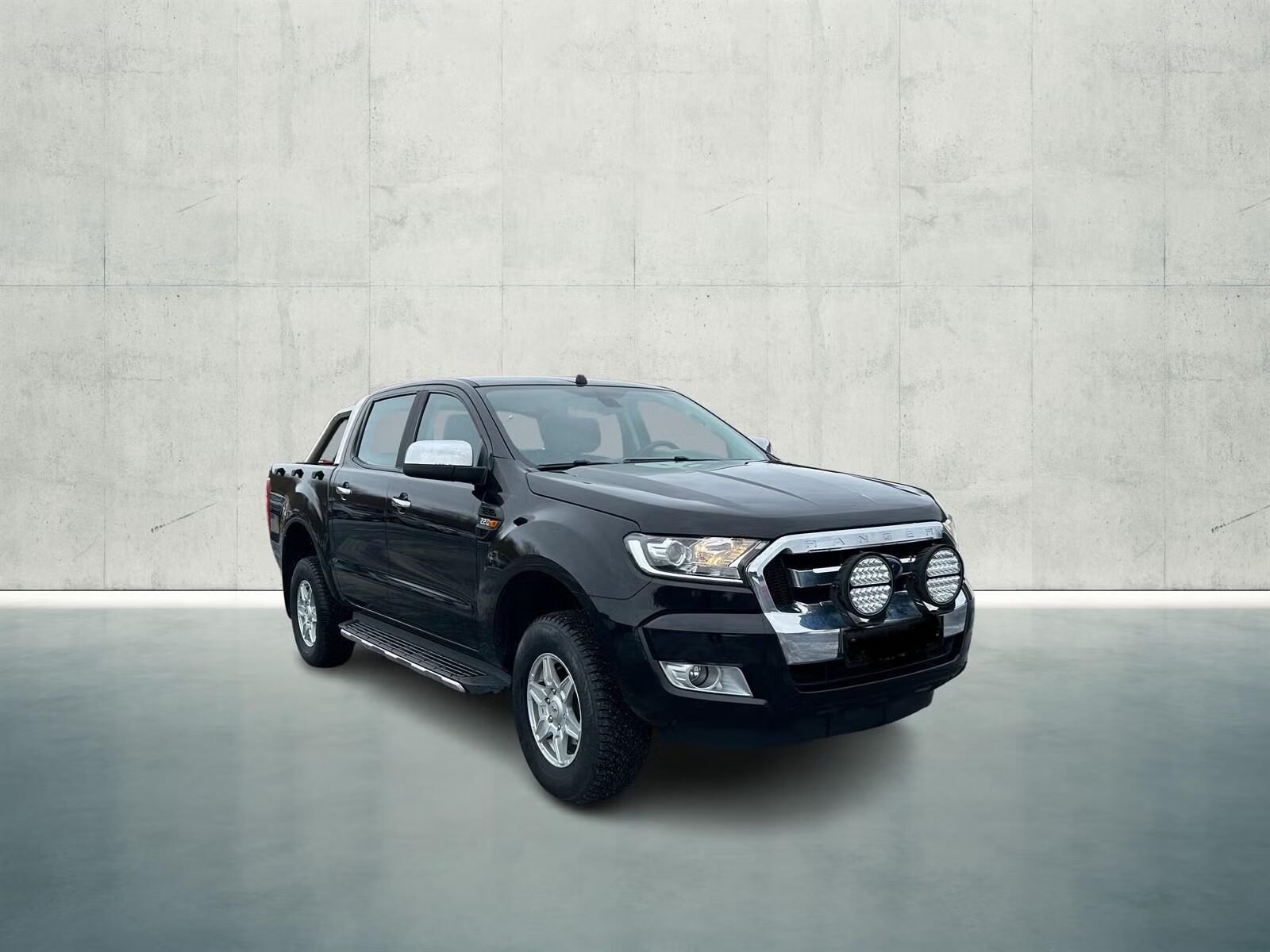 Vue latérale avant d'un pick-up noir Ford Ranger Double Cab, carrosserie et jantes visibles