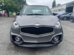 Vue avant gauche de la petite voiture gris toit noir garée en extérieur