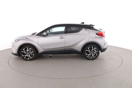 Profil avant droit d'un SUV gris garé montrant la calandre, les jantes et l'état extérieur