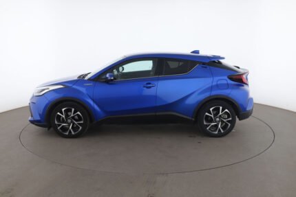 Vue 3/4 avant du SUV bleu garé sur route, optiques et lignes de carrosserie visibles