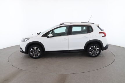 Vue latérale blanche de la Peugeot 2008 garée, intérieur mi-cuir visible