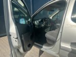 Vue générale du fourgon sur le parking avec proximité d'autres véhicules