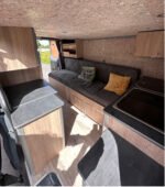 Panoramique de l'espace intérieur avec cuisine et rangement ouverts