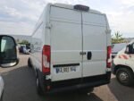 Intérieur cabine montrant sièges conducteur et passager, sellerie robuste