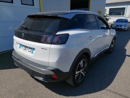 Profil latéral du SUV garé, portes fermées et roues alliage visibles
