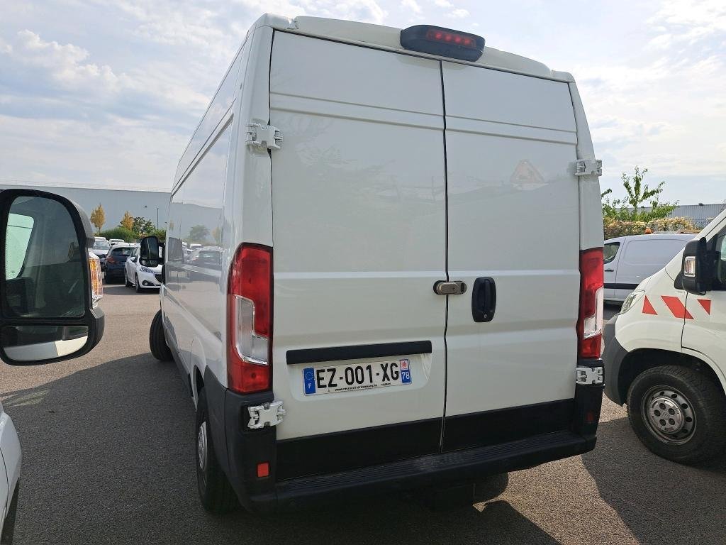 Intérieur cabine montrant les sièges conducteur et passager, sellerie robuste