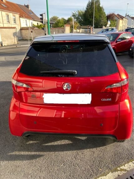 Vue latérale montrant la ligne et les vitres teintées du Coupé rouge