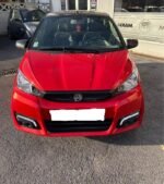 Vue avant gauche du Coupé rouge nacré garé, jantes alliage visibles