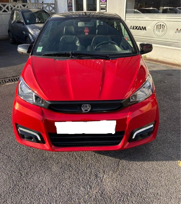Vue avant gauche du Coupé rouge nacré garé, jantes alliage visibles