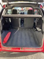 Plan rapproché des jantes alliage et de la carrosserie rouge