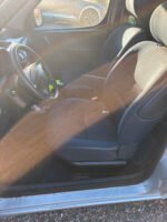 Vue intérieure côté conducteur avec siège et console