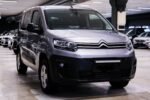 Gros plan du volant multifonction en cuir et commandes audio