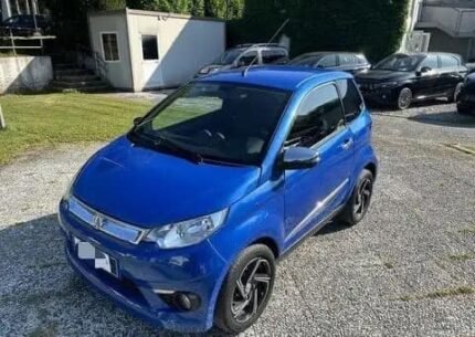 Vue avant droite du véhicule garé en extérieur sur fond urbain