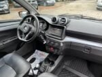 Console centrale avec leviers et rangements pratiques