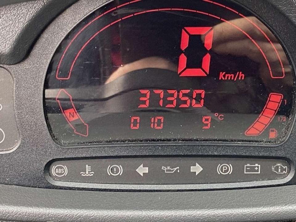 Vue latérale de la voiture garée, portes fermées