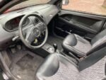 Vue latérale de la voiture garée, portes fermées