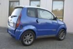 Gros plan intérieur tableau de bord et volant d'une voiture sans permis