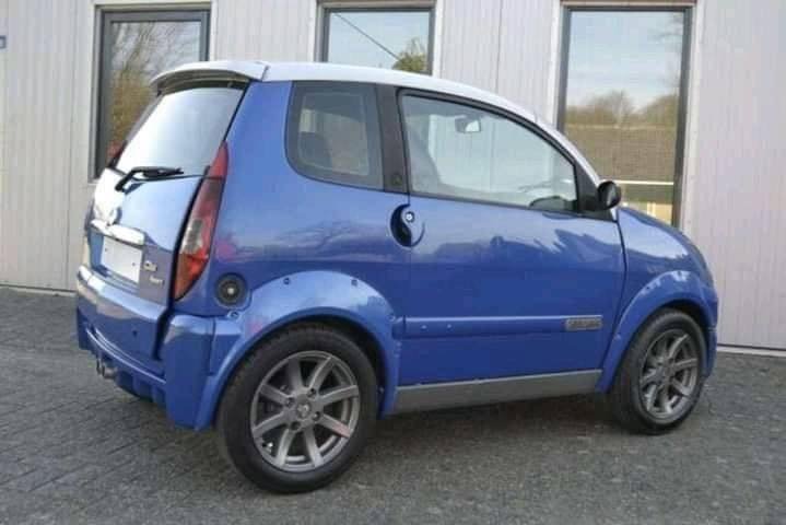 Gros plan intérieur tableau de bord et volant d'une voiture sans permis