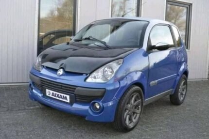 Vue avant droite de la voiture sans permis garée en extérieur