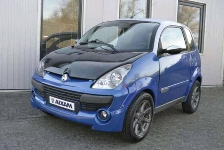 Vue avant droite de la voiture sans permis garée en extérieur