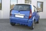 Vue arrière du véhicule et coffre ouvert montrant l'espace de chargement