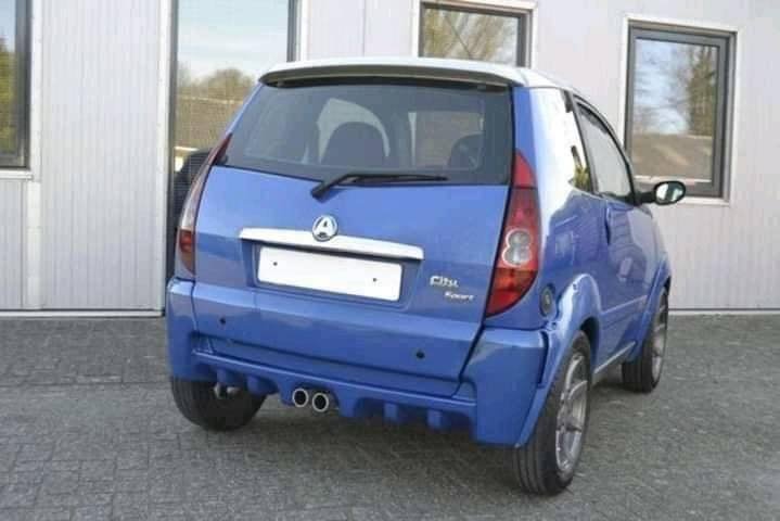 Vue arrière du véhicule et coffre ouvert montrant l'espace de chargement