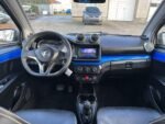 Profil avant gauche montrant les lignes de carrosserie et les jantes alliage
