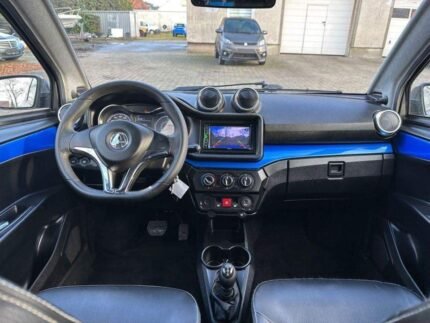 Profil avant gauche montrant les lignes de carrosserie et les jantes alliage