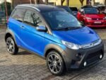 Vue avant du véhicule garé, carrosserie gris métallisé et jantes 15 pouces