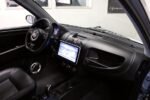 Profil latéral de la Microcar M.Go garée sur le bord de route