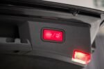 Gros plan sur la calandre et le logo avant du véhicule