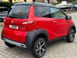 Vue latérale avec portes fermées et profil du Crossover, stationné