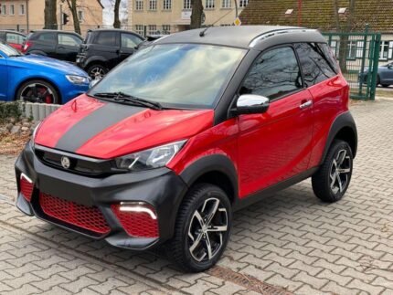 Vue avant droite du véhicule Aixam Crossover couleur sombre garé en extérieur