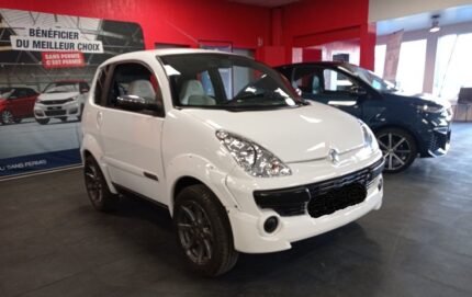 Vue latérale de la petite voiture sportive, jantes aluminium et carrosserie noire
