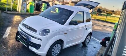 Vue avant trois quarts de la voiture blanche garée en extérieur