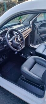 Gros plan du poste radio JVC avec lecteur CD et prise USB